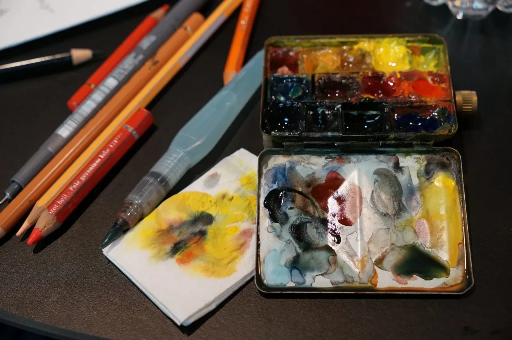 An open tin of watercolour