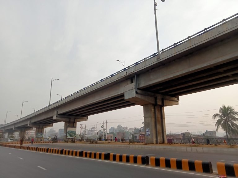 Elevated road on a curve