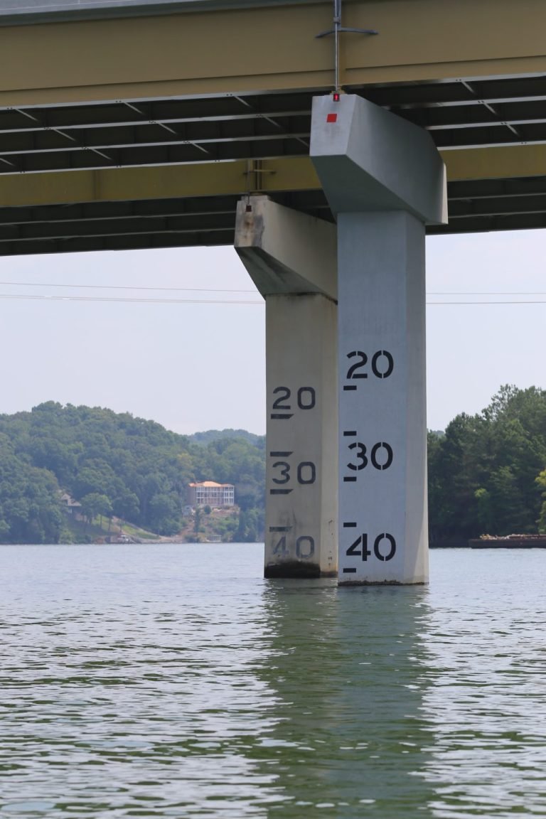 Piers with clearance markings