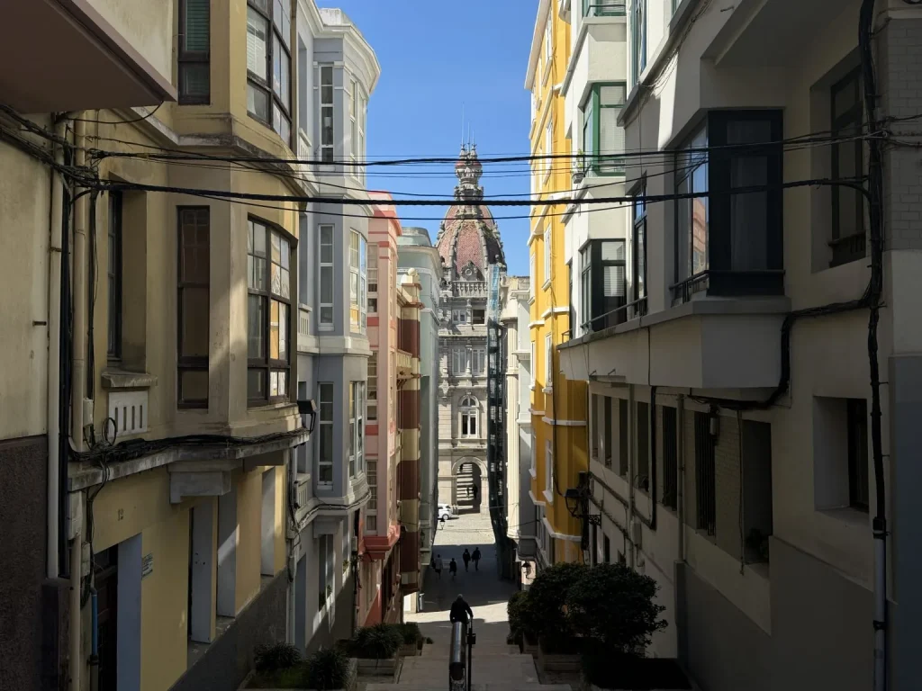 The street that climbs to the city hall